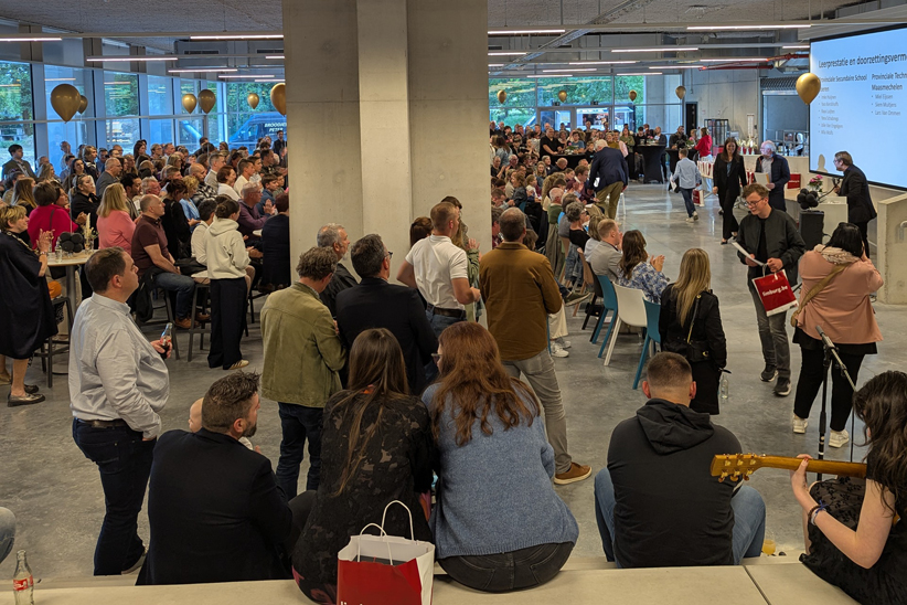 Overzichtsfoto van de zaal tijdens de uitreiking