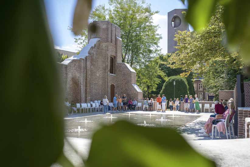 Sfeerbeeld tijdens de opening van het vernieuwde begijnhof in Hasselt op 25 augustus 2025