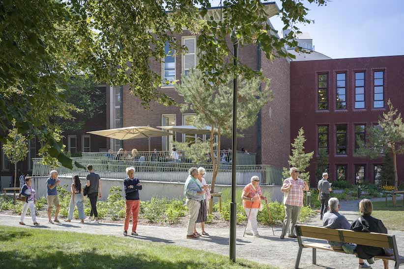 Sfeerbeeld tijdens de opening van het vernieuwde begijnhof in Hasselt op 25 augustus 2025