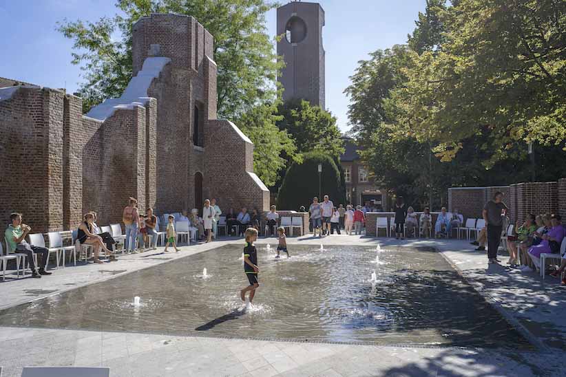 Sfeerbeeld tijdens de opening van het vernieuwde begijnhof in Hasselt op 25 augustus 2025