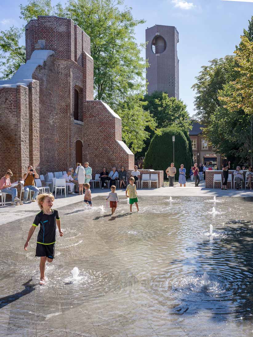 Sfeerbeeld tijdens de opening van het vernieuwde begijnhof in Hasselt op 25 augustus 2025