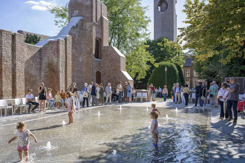 Sfeerbeeld tijdens de opening van het vernieuwde begijnhof in Hasselt op 25 augustus 2025