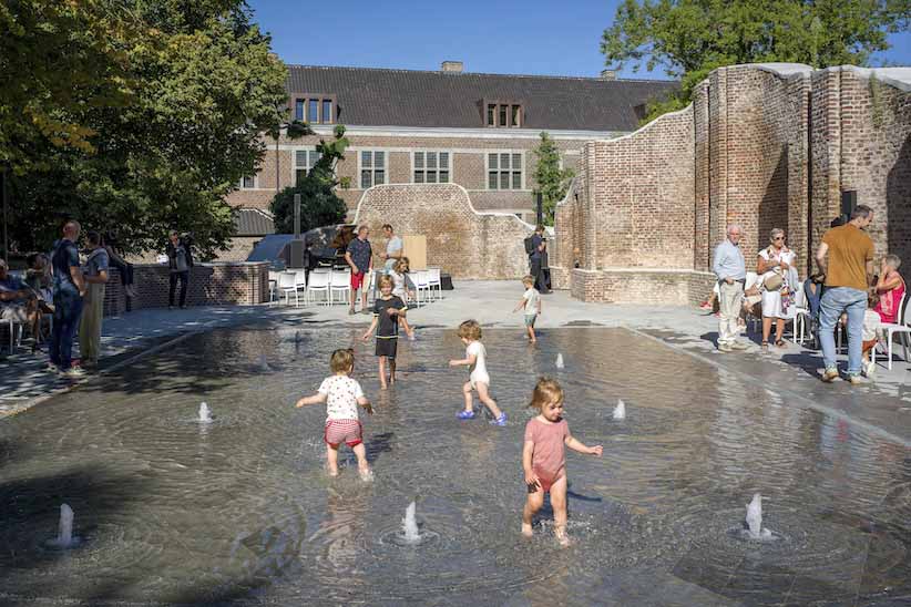 Sfeerbeeld tijdens de opening van het vernieuwde begijnhof in Hasselt op 25 augustus 2025