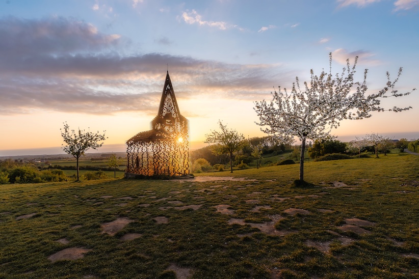 Doorzichtig kerkje in Tongeren-Borgloon bij zonsondergang
