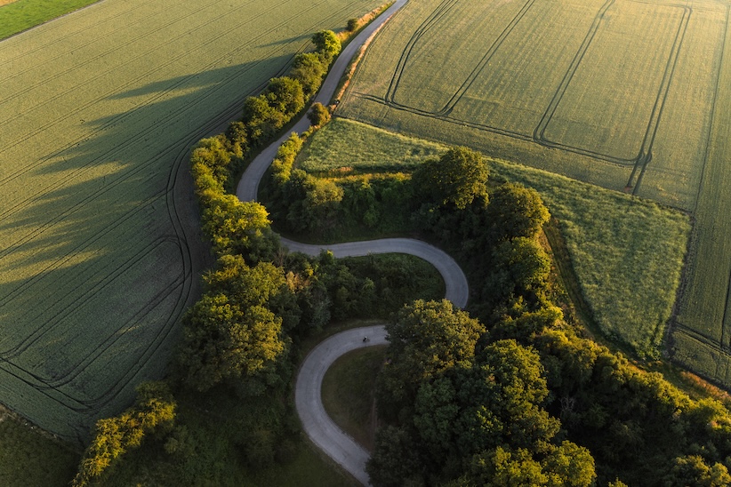 Dronebeeld S-bochten tussen de weilanden