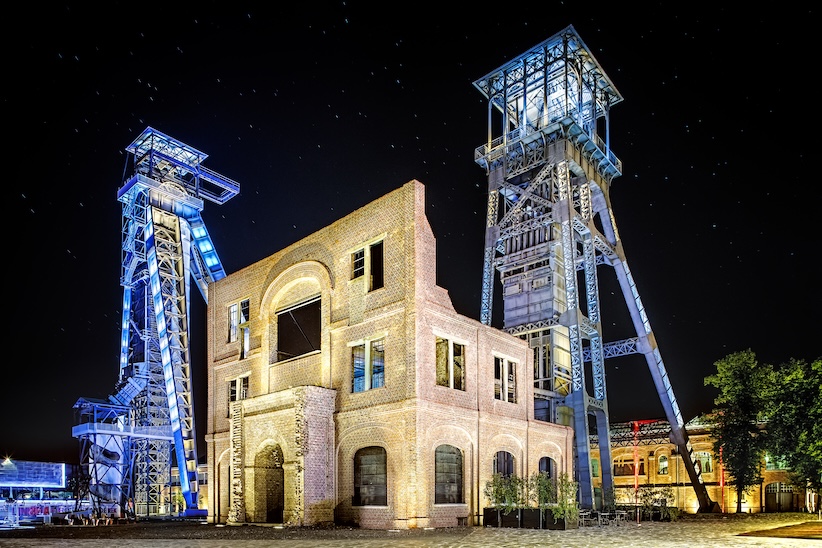 Twee torens van C-mine, met avondverlichting