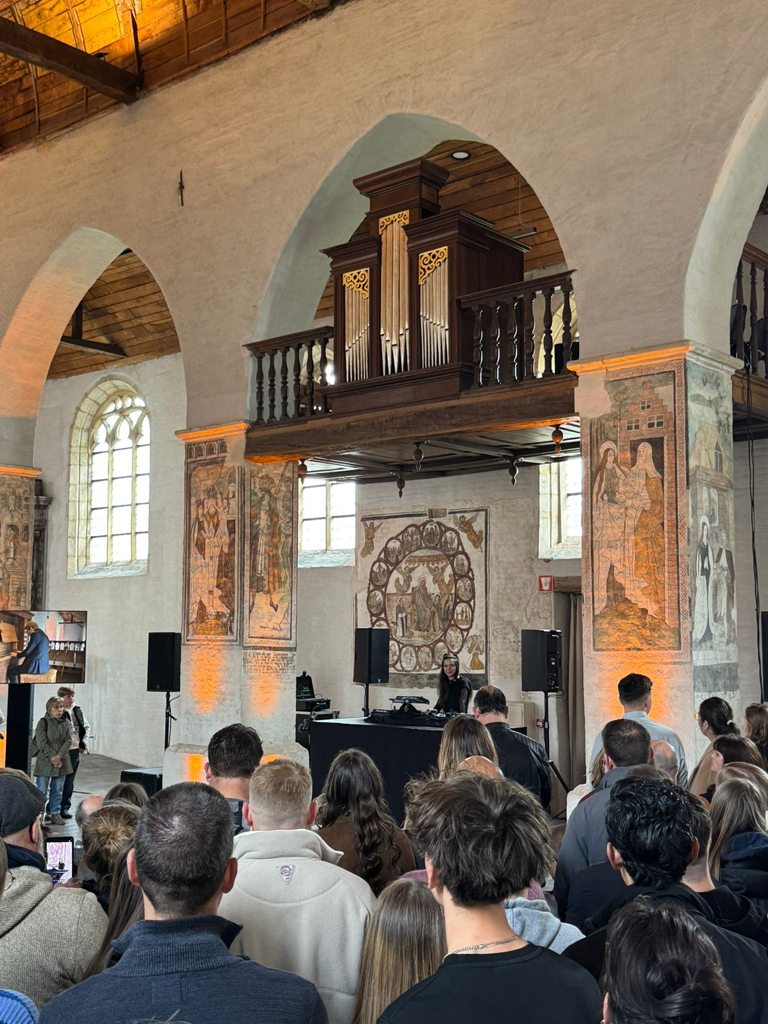 Amber Broos bracht, samen met organist Enno Gröhn, elektronische muziek verweeft met het historische orgelgeluid.