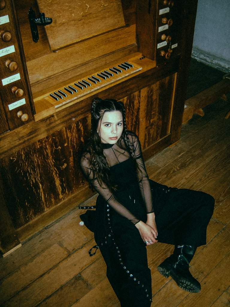 DJ Amber Broos, zittend voor de orgel
