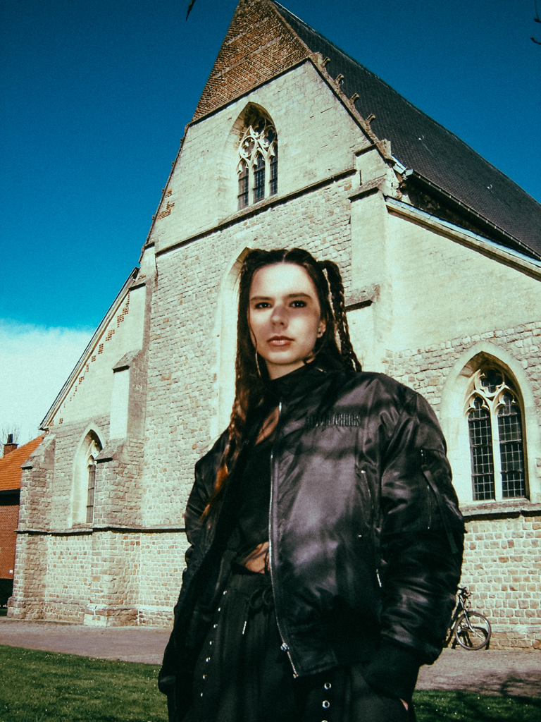 DJ Amber Broos, staand voor de Truiense Begijnhofkerk