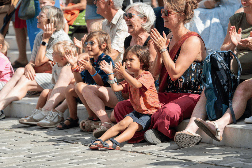 Sfeerbeelden van acts en publiek