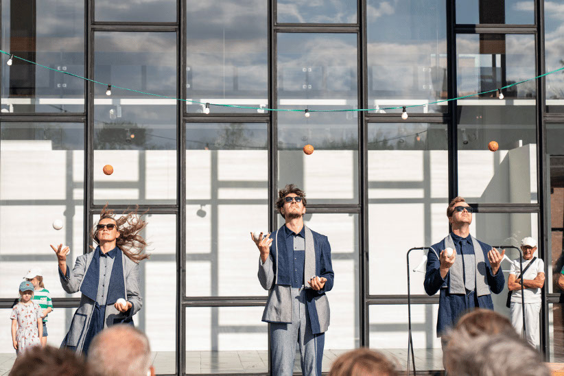 Sfeerbeelden van acts en publiek