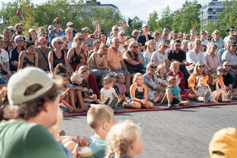 Sfeerbeelden van acts en publiek