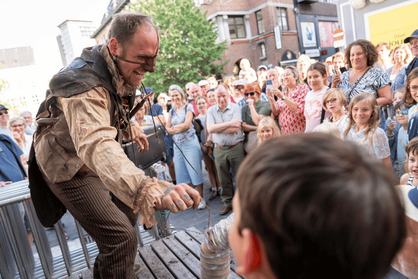 Sfeerbeelden van acts en publiek