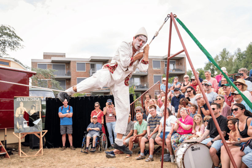 Sfeerbeelden van acts en publiek
