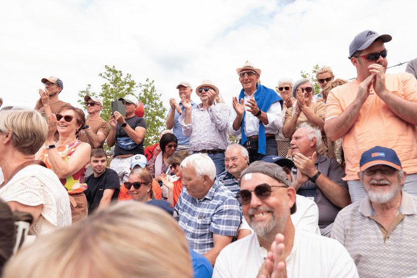 Sfeerbeelden van acts en publiek
