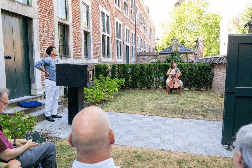 Sfeerbeelden van acts en publiek