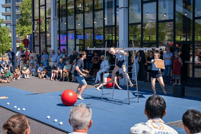 Sfeerbeelden van acts en publiek