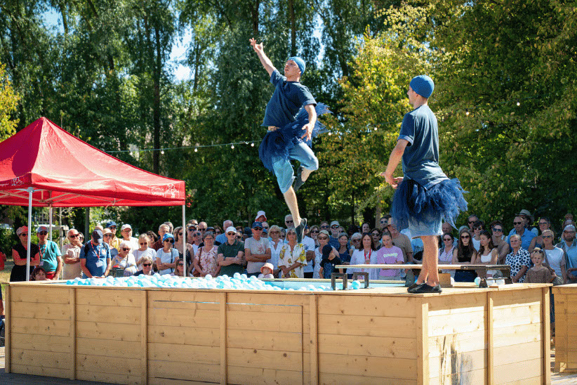 Sfeerbeelden van acts en publiek