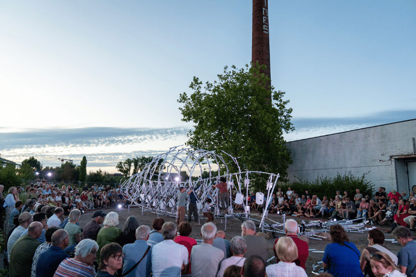 Sfeerbeelden van acts en publiek