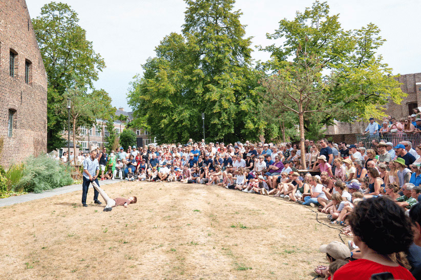 Sfeerbeelden van acts en publiek
