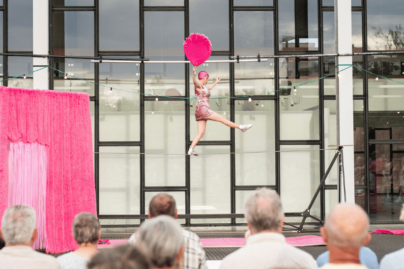 Sfeerbeelden van acts en publiek