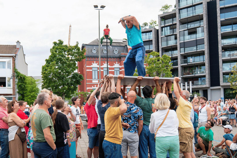 Sfeerbeelden van acts en publiek