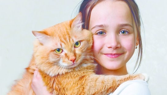 Meisje knuffelt kat