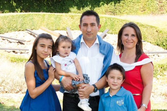 Nuray, Ali en hun drie kinderen Acelya, Berkay en Elisa