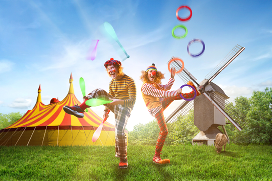 Zomercircus Bokrijk - 2 clowns die aan het jongleren zijn